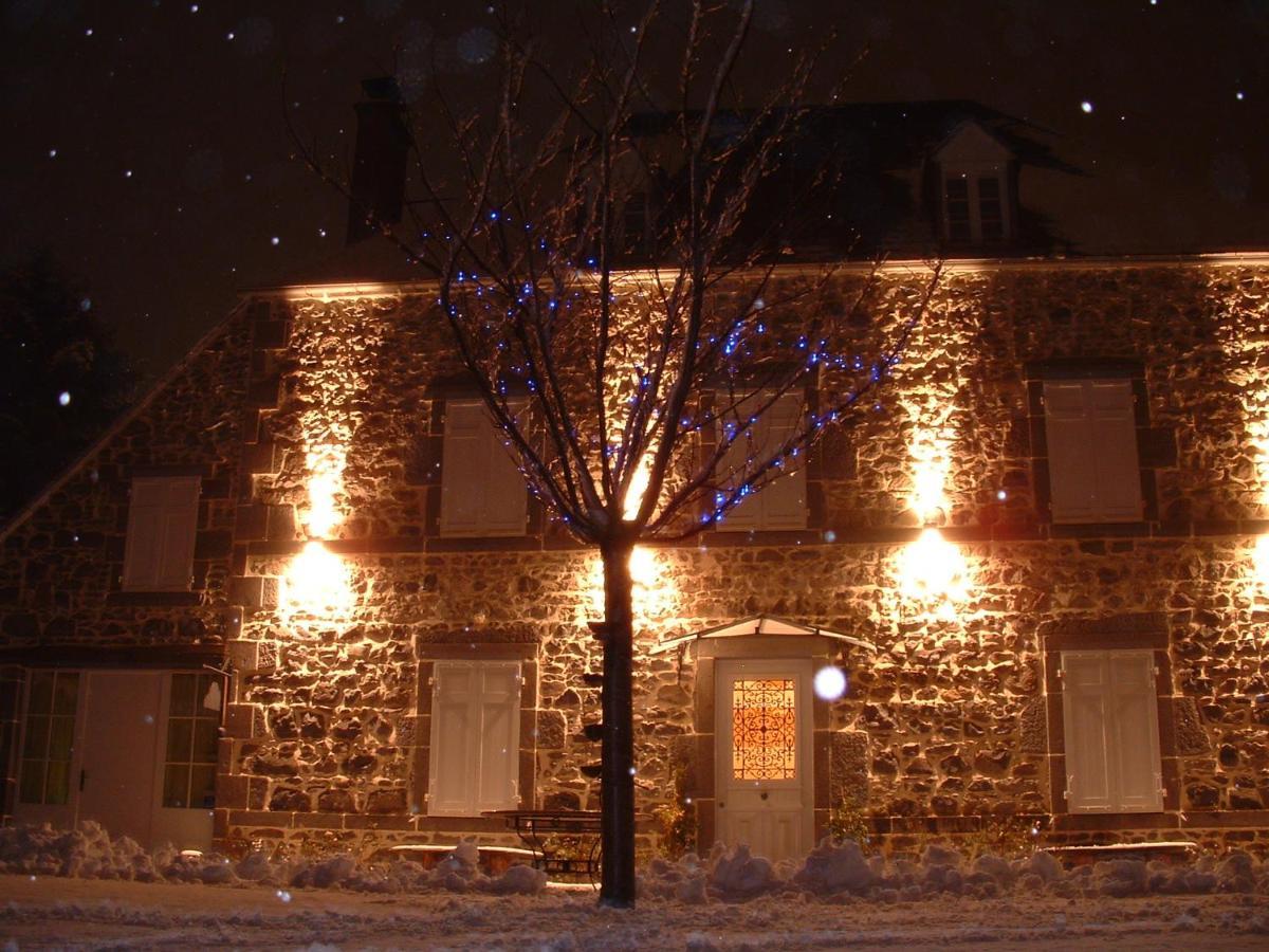 Maison D'Hotes La Nichee Rochefort-Montagne Exterior foto